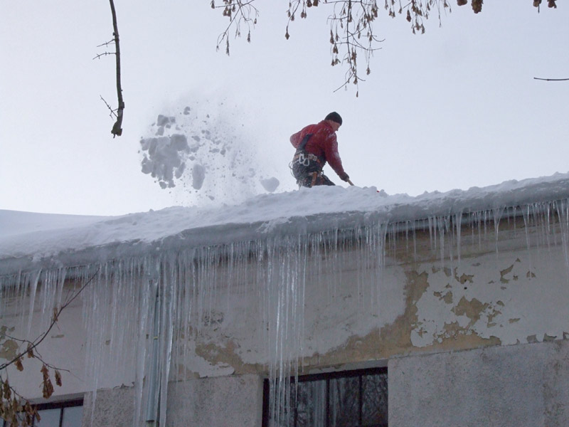 Cleaning roofs from ice, icicles